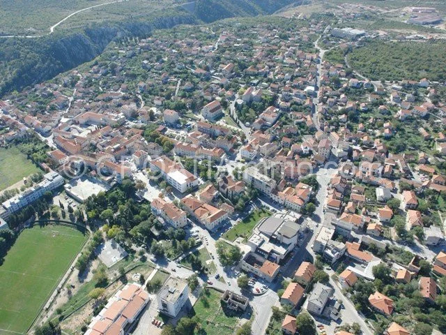 Aerial view of house with garden in Drnis